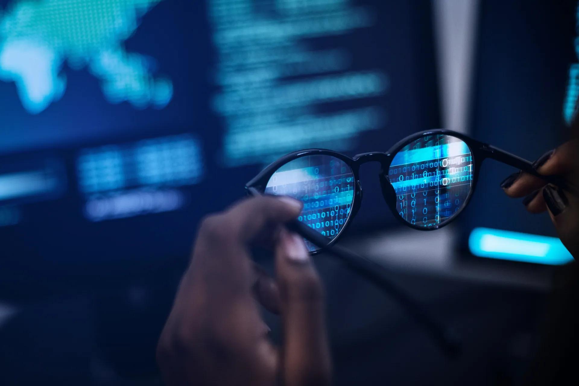 Sicherheitsanalysten überwachen Unternehmensaktivitäten über mehrere Konsolen