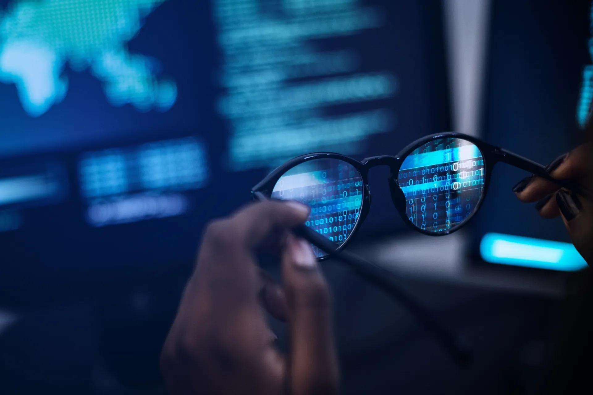 Analitycy bezpieczeństwa monitorujący aktywność korporacyjną przy konsolach